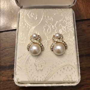 Beautiful Monet Pearl earrings!